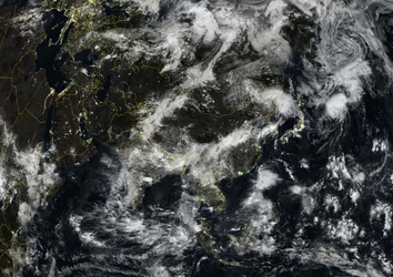 Asien bei Nacht mit Ländergrenzen und Wolkenbedeckung, Satellitenbild in Echtfarben